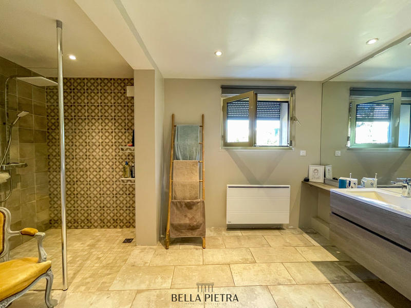 Maison - 271 m² - 9 pièces