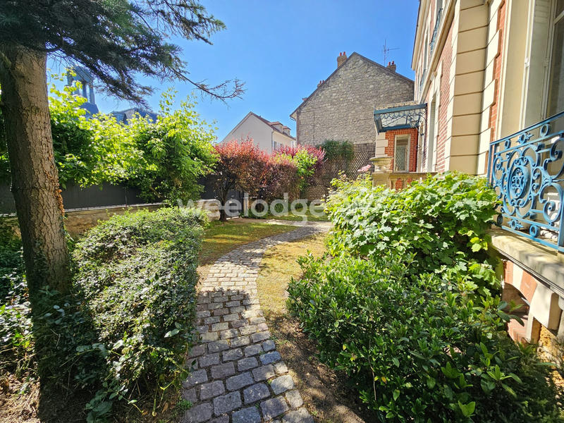 Maison - 250 m² - 10 pièces