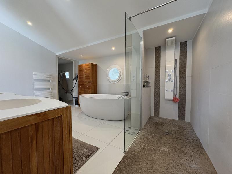 Maison - 250 m² - 6 pièces