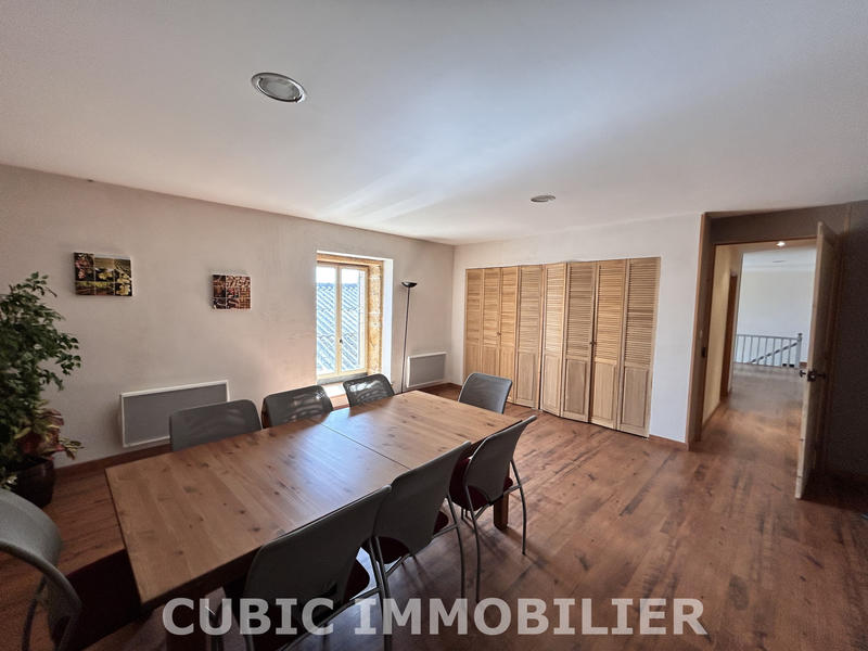 Propriété - 250 m² - 10 pièces