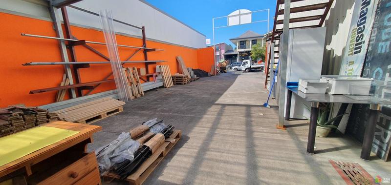 Local commercial - 646 m² - 2 pièces