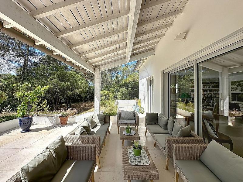 Propriété - 333 m² - 9 pièces