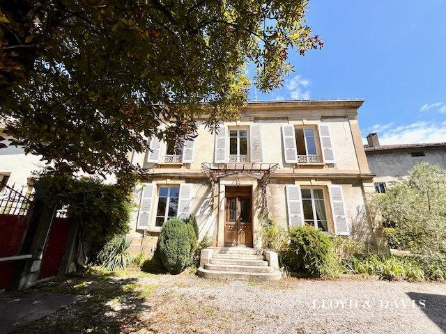 Maison - 237 m² - 10 pièces