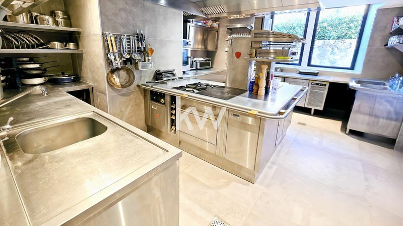 Maison - 600 m² - 10 pièces