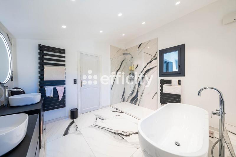 Maison - 180 m² - 5 pièces