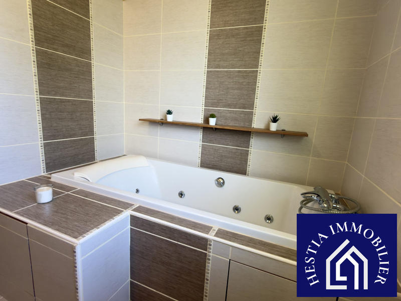 Maison - 205 m² - 9 pièces