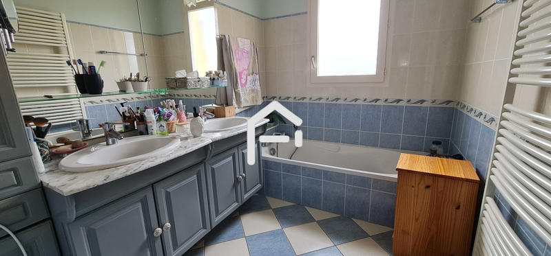 Maison - 225 m² - 8 pièces