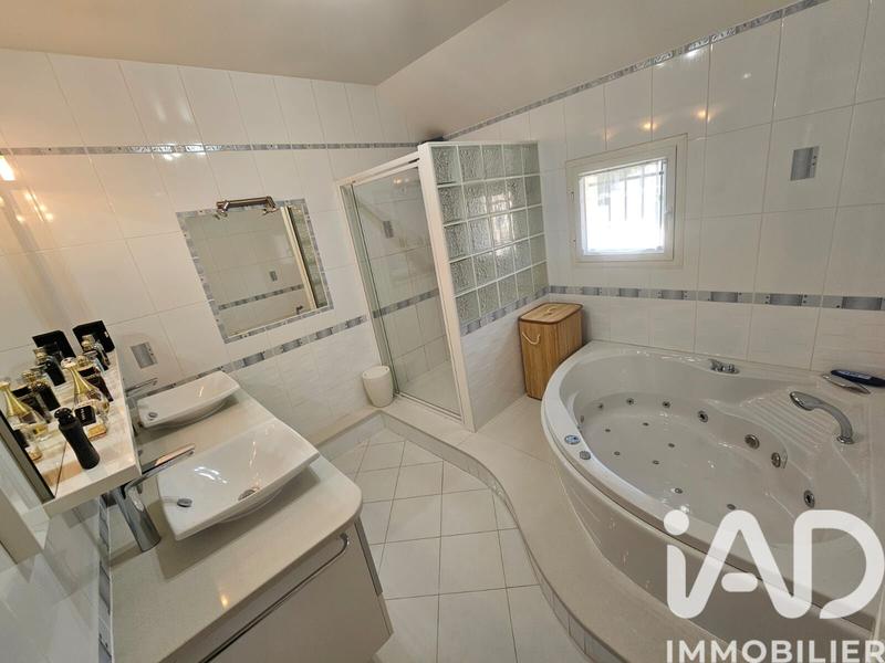 Maison - 211 m² - 8 pièces