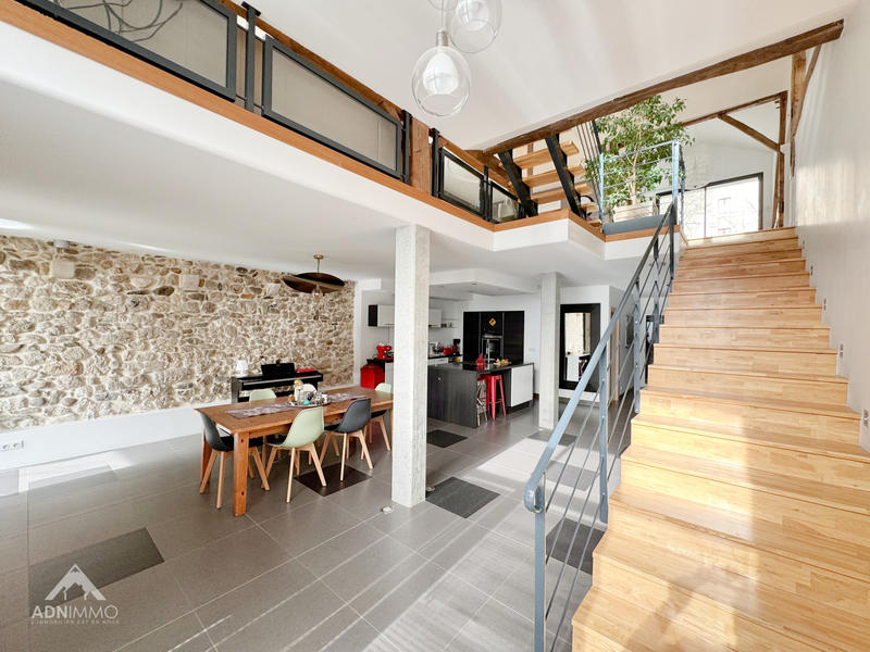 Maison - 240 m² - 8 pièces