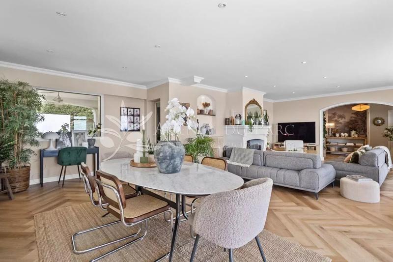 Maison - 250 m² - 6 pièces