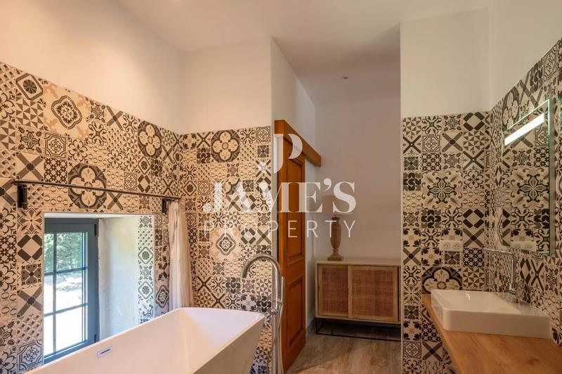 Maison - 420 m² - 8 pièces