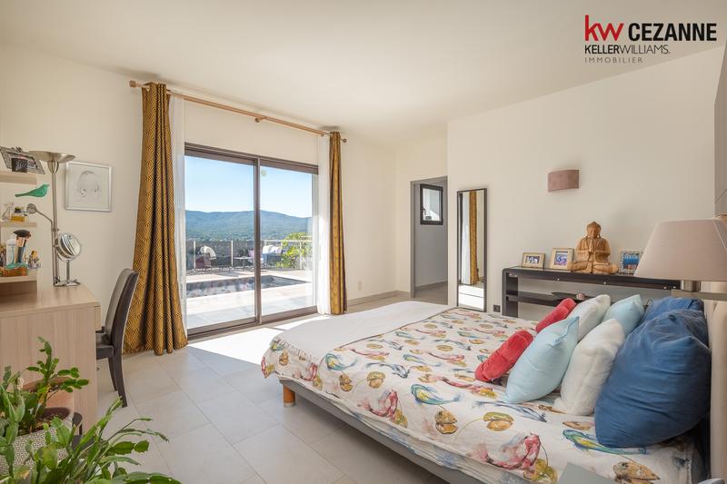 Maison - 248 m² - 8 pièces