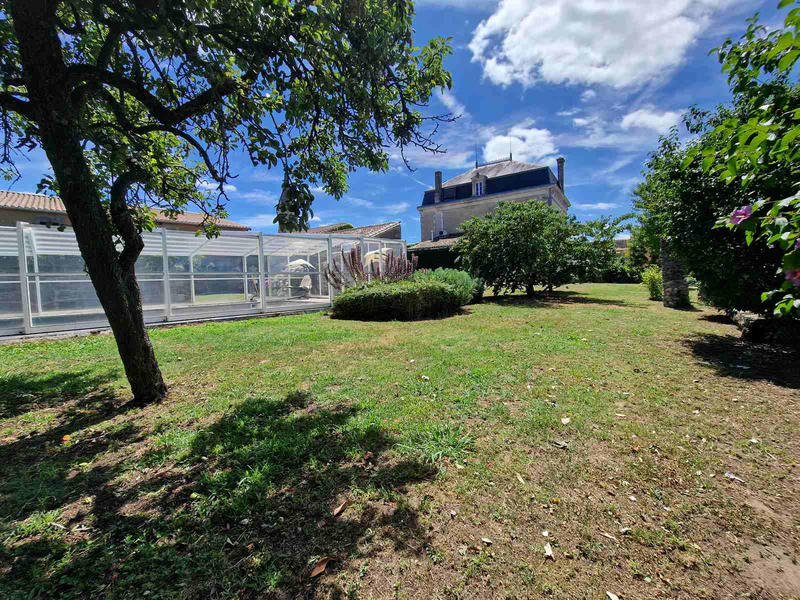 Maison - 331 m² - 10 pièces