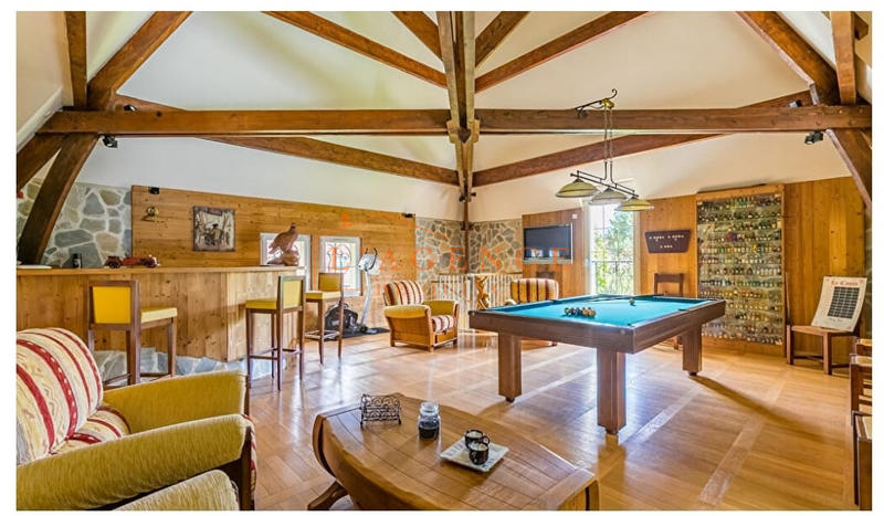 Propriété - 505 m² - 9 pièces