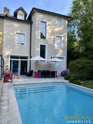 Maison - 270 m² - 12 pièces