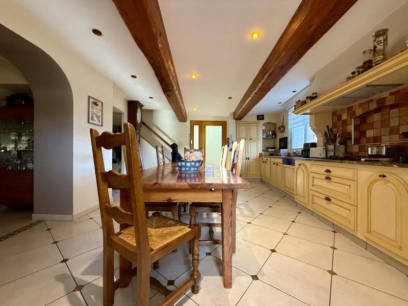 Maison - 245 m² - 8 pièces