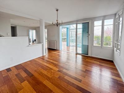 Demeure - 246 m² - 5 pièces