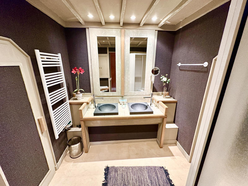 Propriété - 1 500 m² - 49 pièces