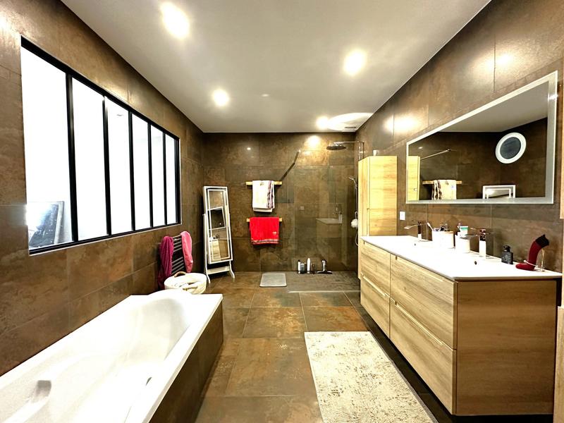 Maison traditionnelle - 219 m² - 11 pièces