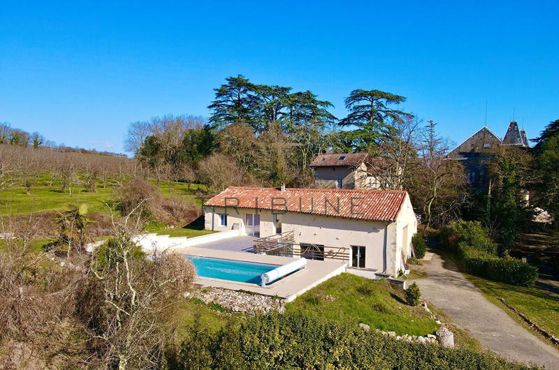 Maison - 220 m² - 8 pièces