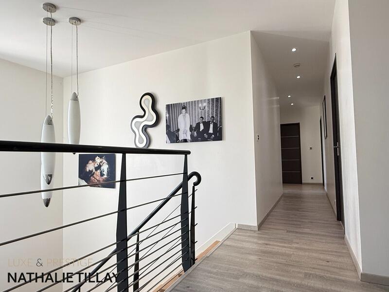 Maison - 230 m² - 8 pièces