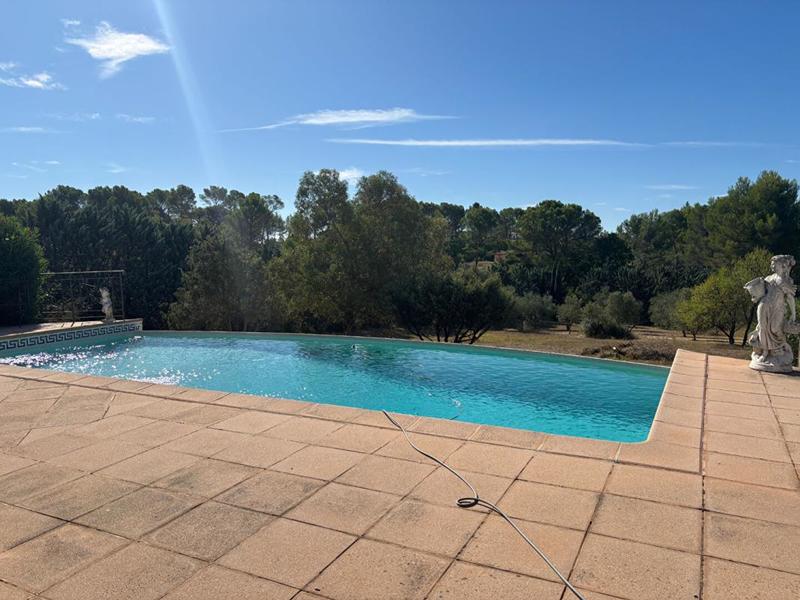 Villa - 245 m² - 10 pièces