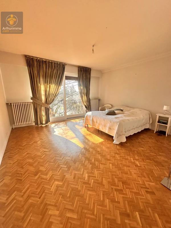 Maison - 300 m² - 8 pièces