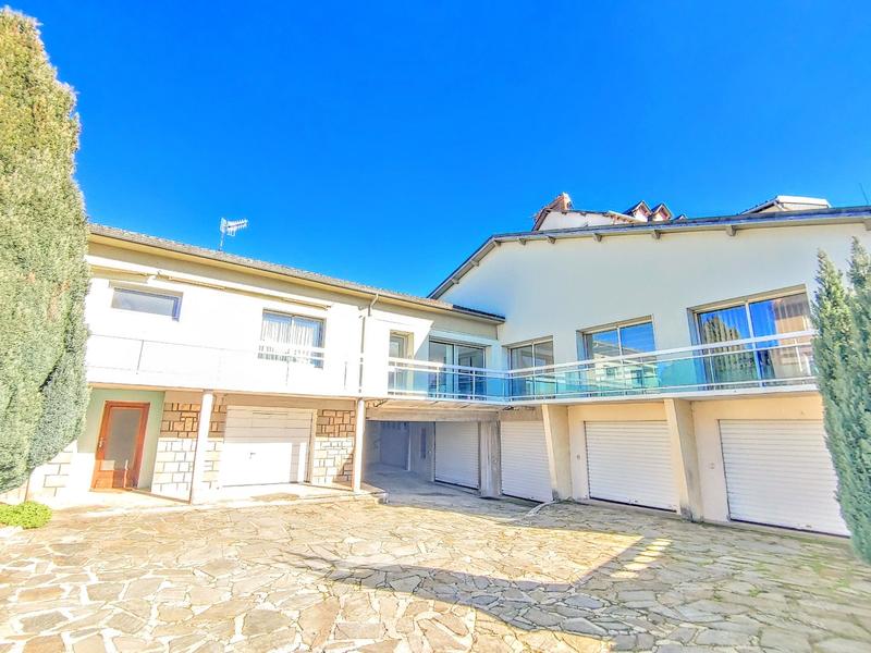 Maison - 570 m² - 8 pièces