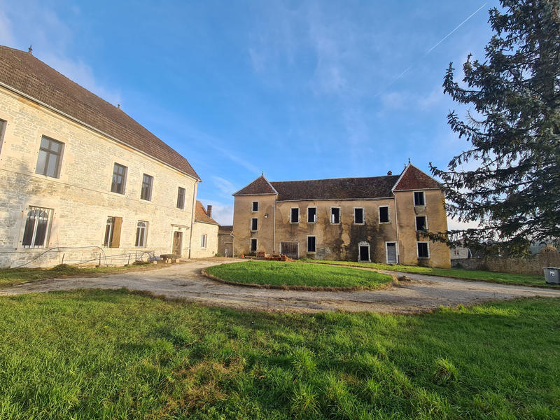 Propriété - 1 400 m² - 23 pièces