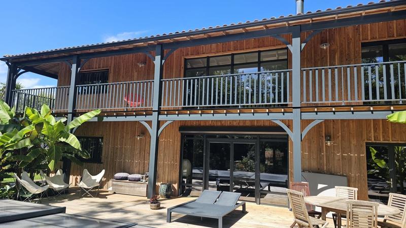 Maison - 330 m² - 7 pièces