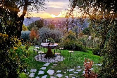 Propriété - 250 m² - 8 pièces