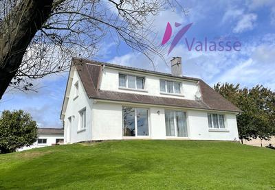 Maison traditionnelle - 162 m² - 6 pièces