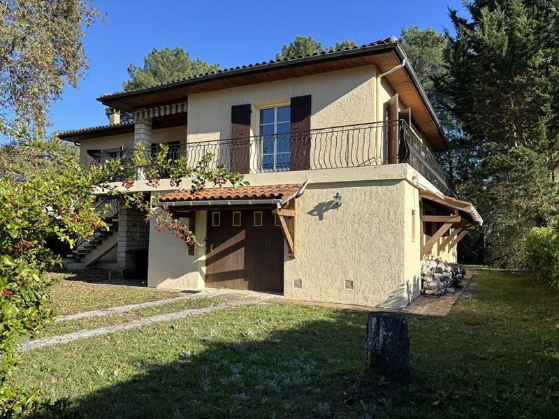 Maison - 180 m² - 8 pièces