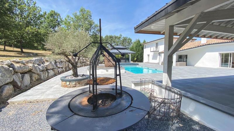 Propriété - 245 m² - 7 pièces