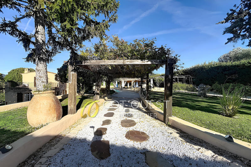 Maison - 305 m² - 7 pièces