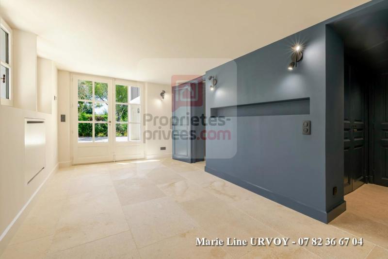 Maison - 300 m² - 8 pièces