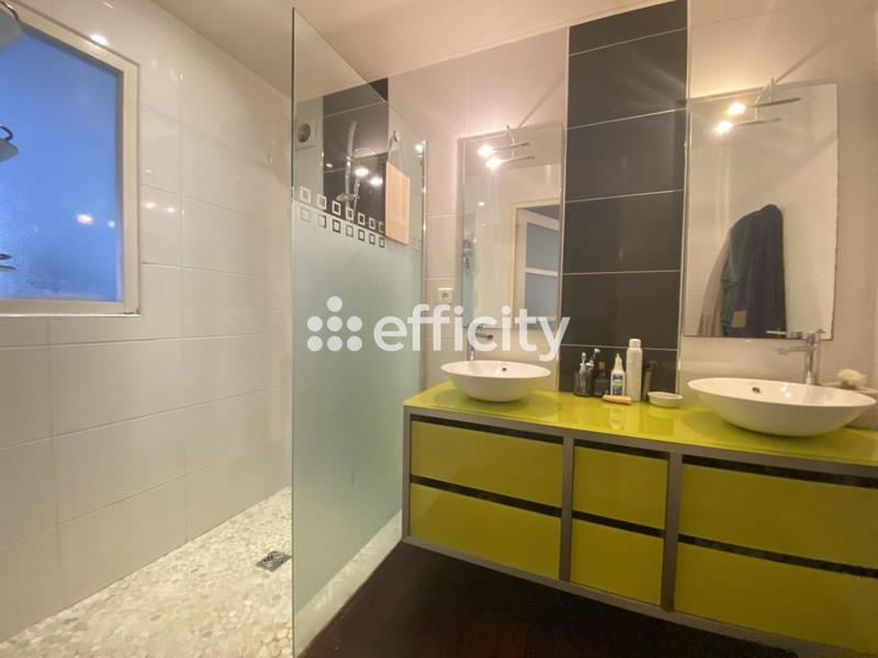 Maison - 180 m² - 8 pièces