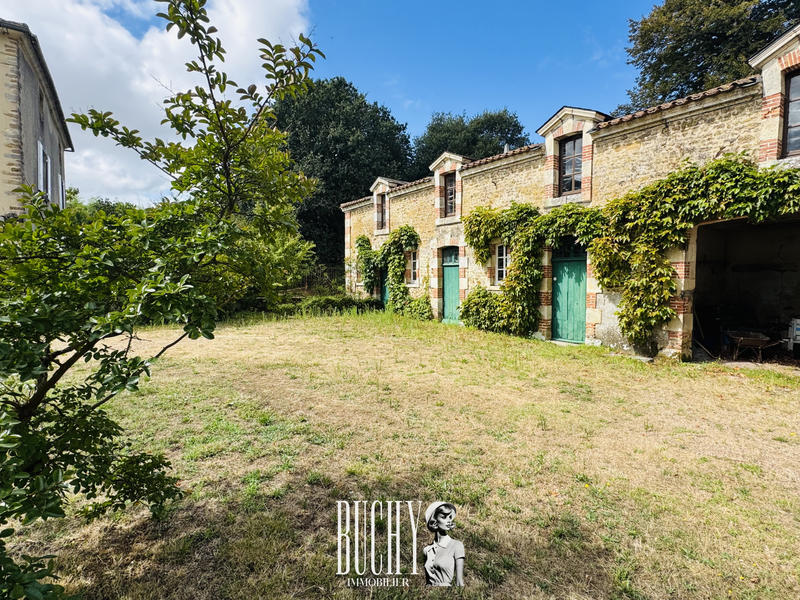 Maison - 482 m² - 11 pièces