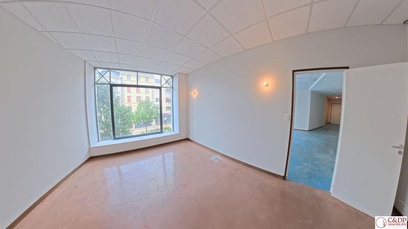 Local commercial - 160 m² - 4 pièces