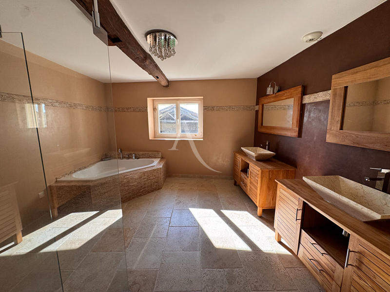 Maison - 323 m² - 5 pièces