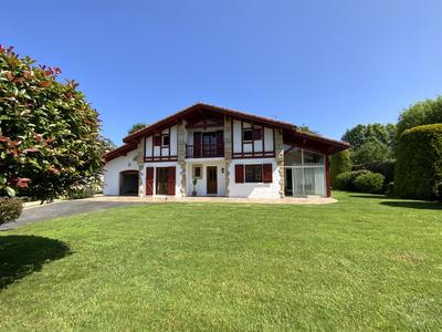 Maison traditionnelle - 167 m² - 7 pièces