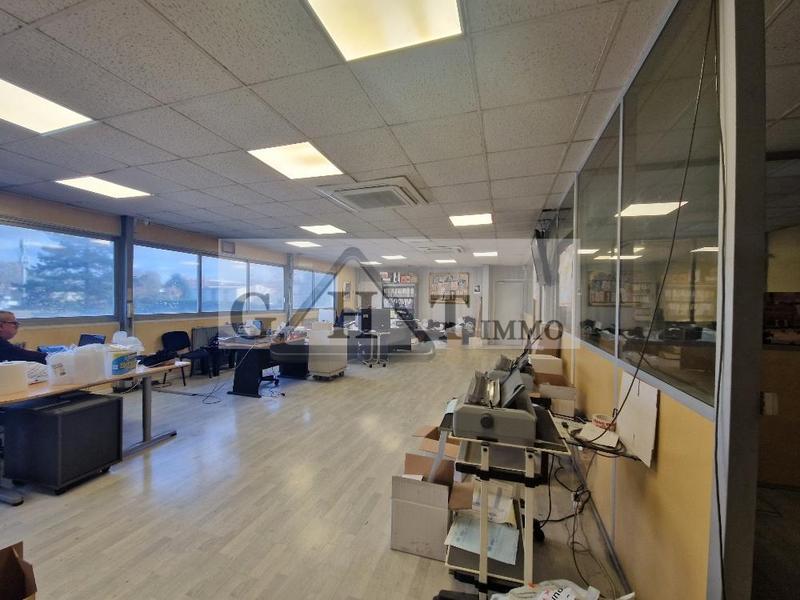 Entrepôt - 1 875 m²