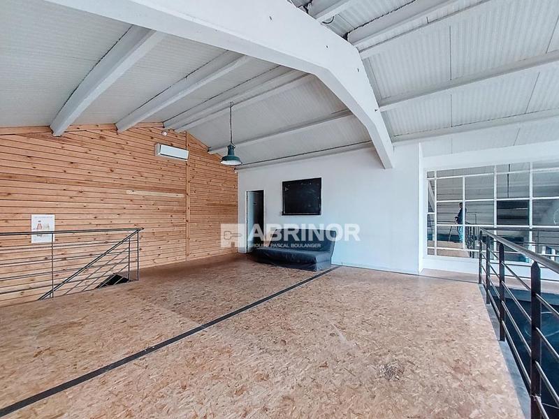 Services - 220 m² - 4 pièces