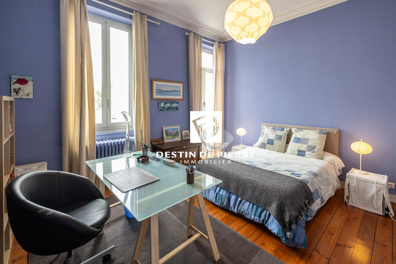 Maison - 240 m² - 8 pièces