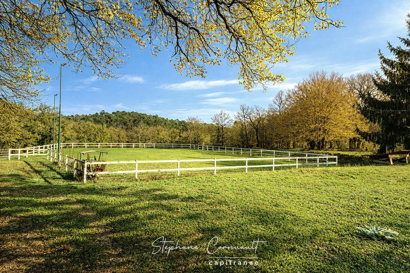 Propriété - 251 m² - 7 pièces