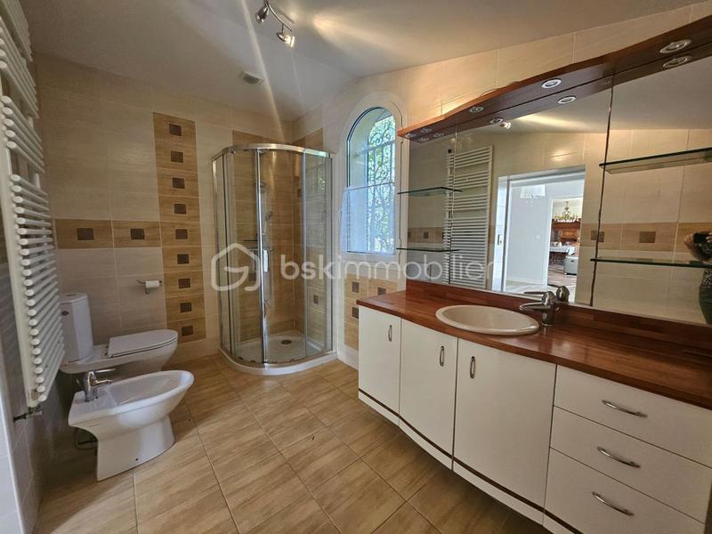 Maison traditionnelle - 184 m² - 6 pièces