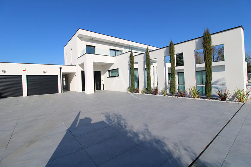 Maison - 330 m² - 11 pièces