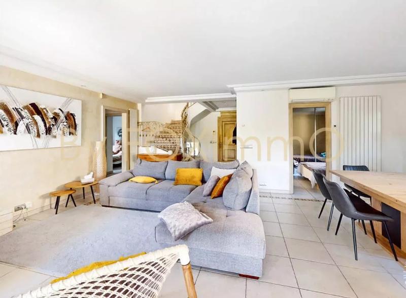 Maison - 240 m² - 6 pièces