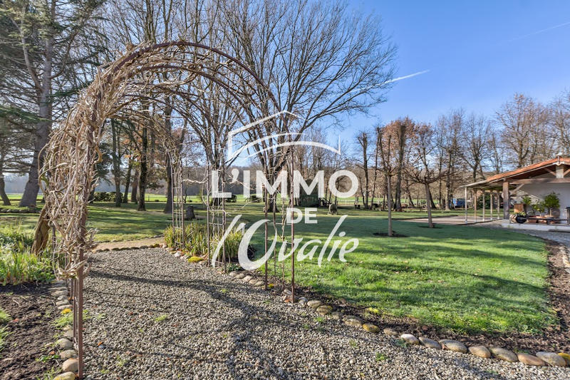 Maison - 394 m² - 16 pièces