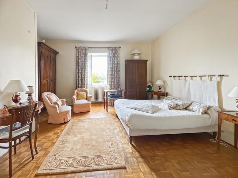 Maison - 250 m² - 8 pièces